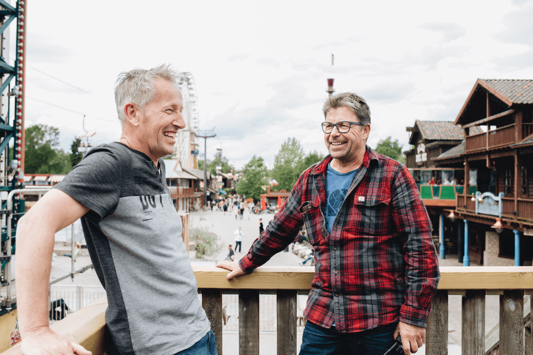 Alex van Veen en John Arkes in gesprek op Attractiepark Slagharen